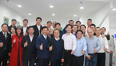 第五屆心理服務(wù)機(jī)構(gòu)高峰論壇舉辦期間，眾專家于心悅靈總部合影