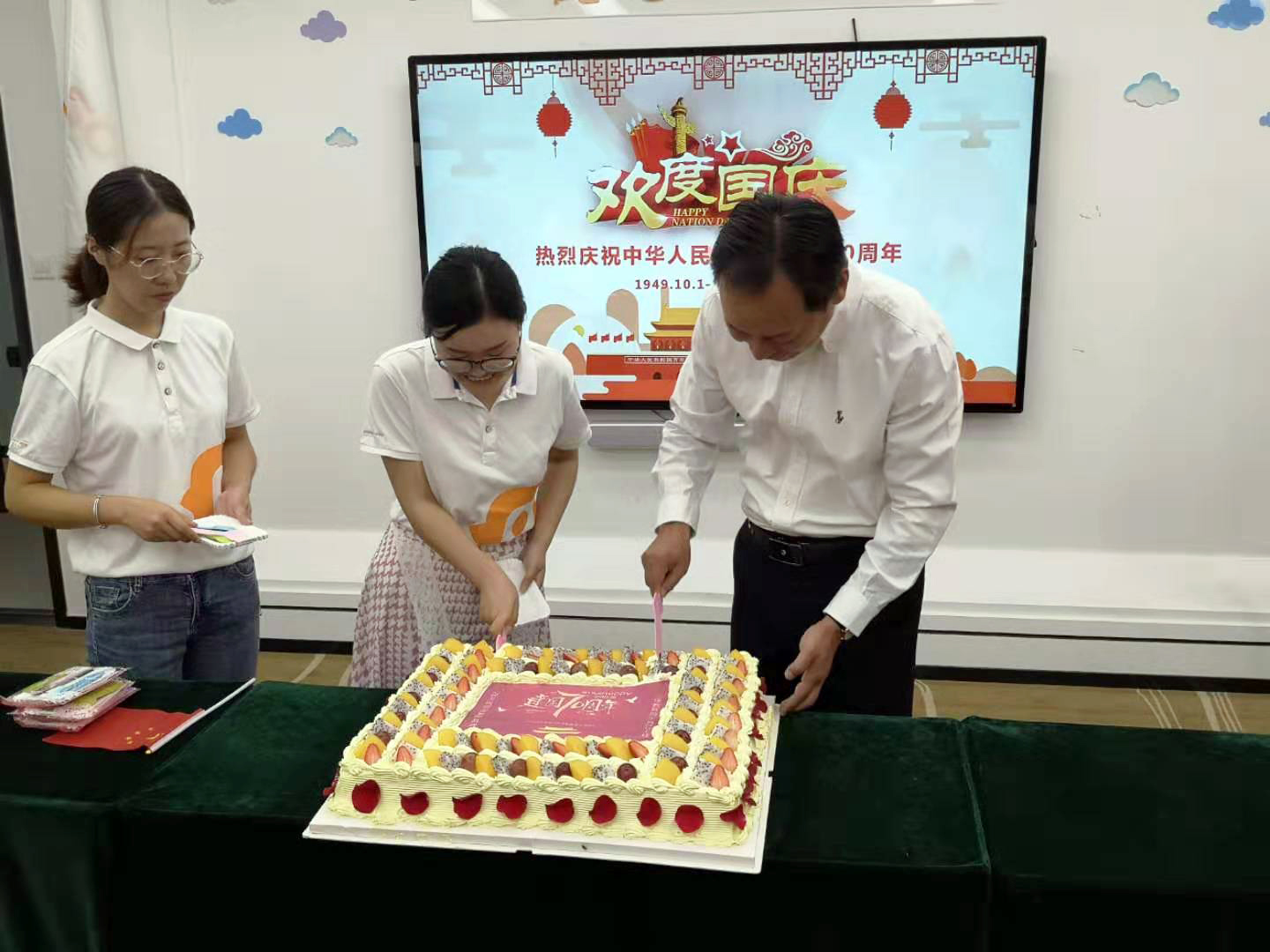 李總與黨員同志切蛋糕