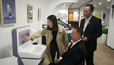 某地教育局領(lǐng)導(dǎo)調(diào)研心理咨詢(xún)室建設(shè)廠家 心悅靈