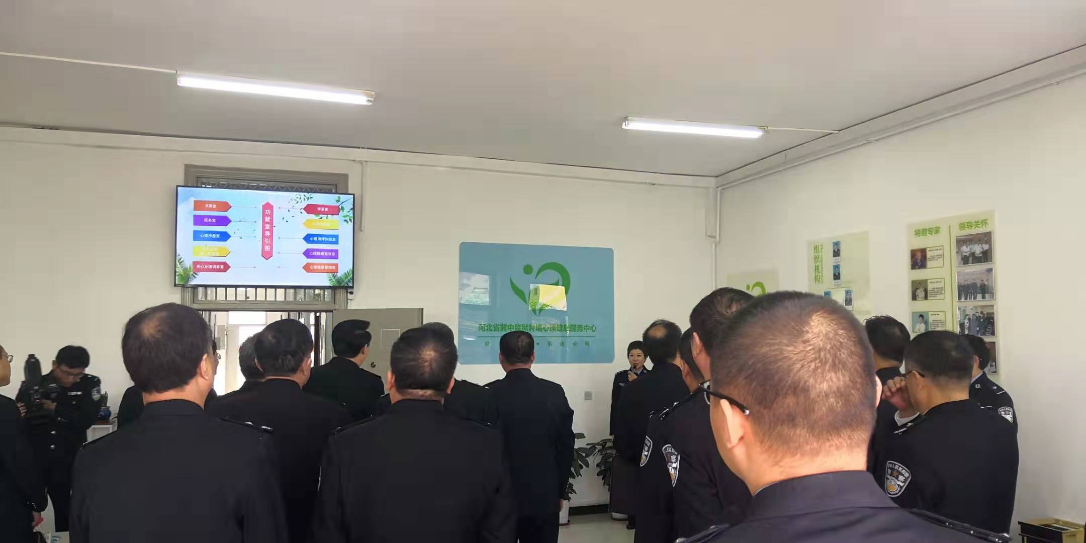 負(fù)責(zé)人為參觀人員講解心理咨詢室功能